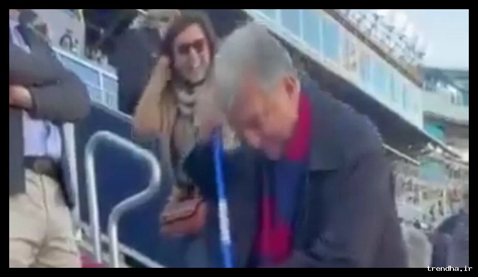 مدیر باشگاه سکوهای ورزشگاه را تمیز کرد!