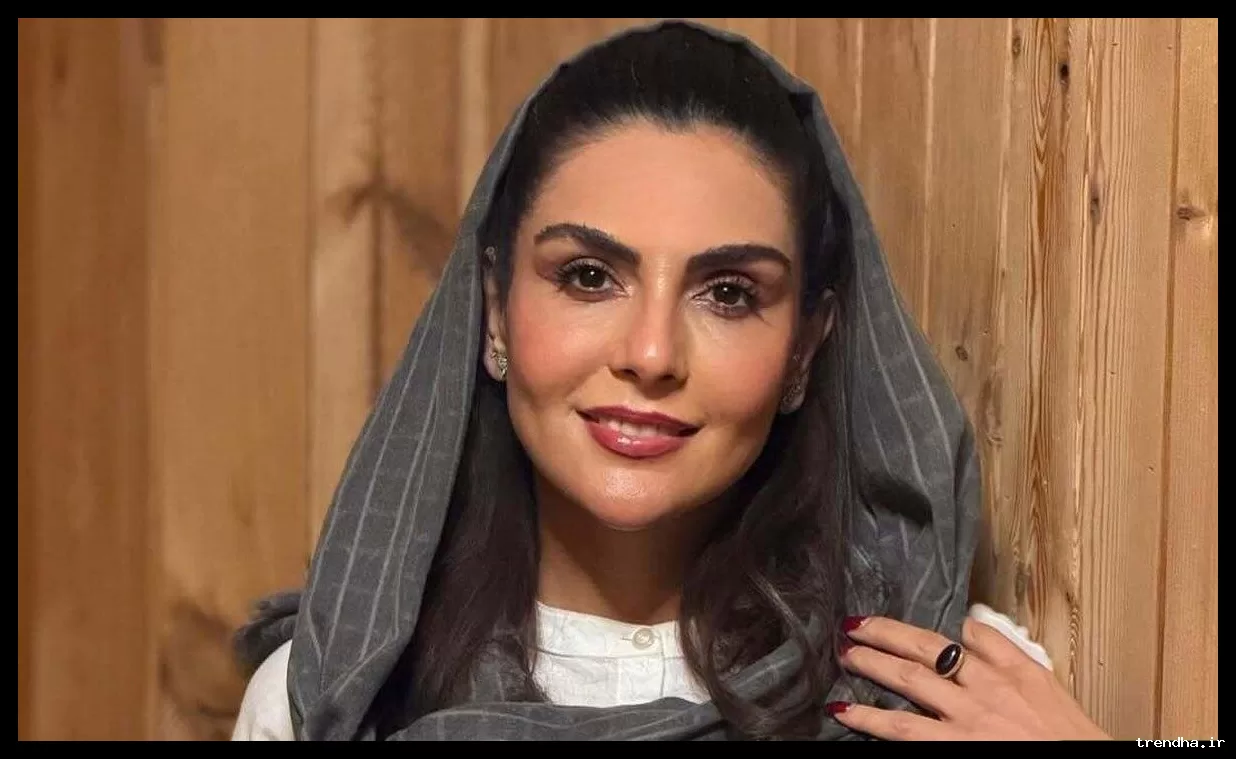 شیوا مکی‌نیان، بازیگر نقش شری پایتخت ۷ در کنار مزار صادق هدایت، سال 96