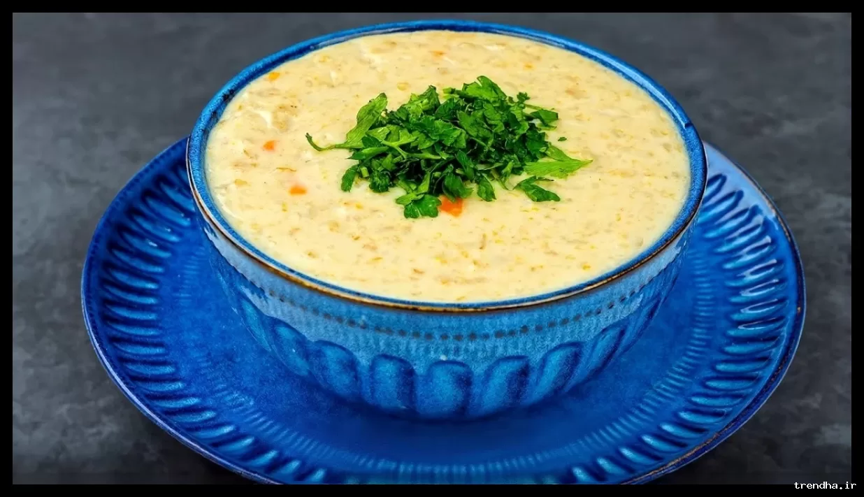 طرز تهیه سوپ جو خامه‌ای مجلسی با پای مرغ برای یک وعده غذایی خوشمزه